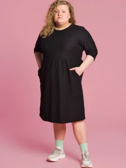 Marisa Mekko, Musta Dot>Aarre Store