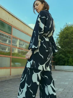 Waving Kimonotakki><noscript><img width=
