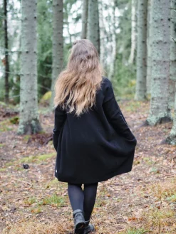 Monica Neuletakki, Musta><noscript><img width=