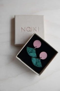 Pikku-Viuhka Korvakorut, Valokas Smaragdi/Pinkki>Nouki Online